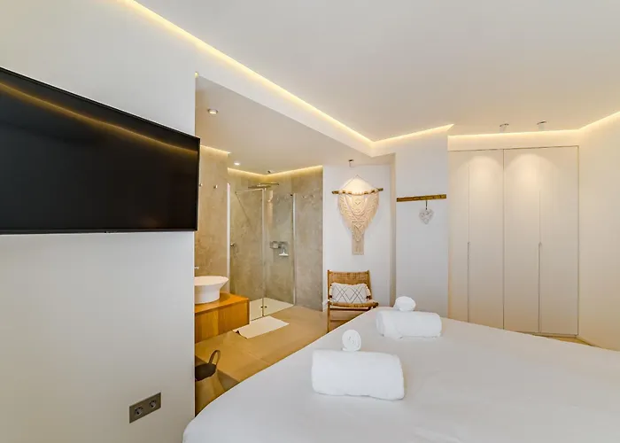 Ocean Garden Sunset & Sunrise - Heated Pool Apartment